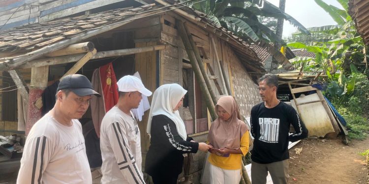 DPRD Pandeglang Patungan Bedah Rumah Warga Caringin yang Nyaris Ambruk
