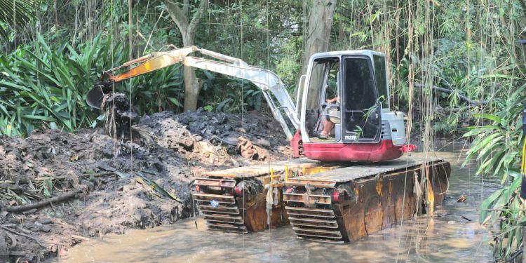 Cegah Banjir, Sungai Ciputat Kembali Dikeruk