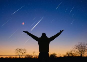 Ilustrasi hujan meteor perseid (iStock)