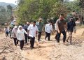 Temui Warga Gelar Aksi Petisi Darah, Gubernur Janjikan Perbaikan Jalan 700 Meter