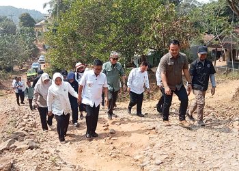 Temui Warga Gelar Aksi Petisi Darah, Gubernur Janjikan Perbaikan Jalan 700 Meter