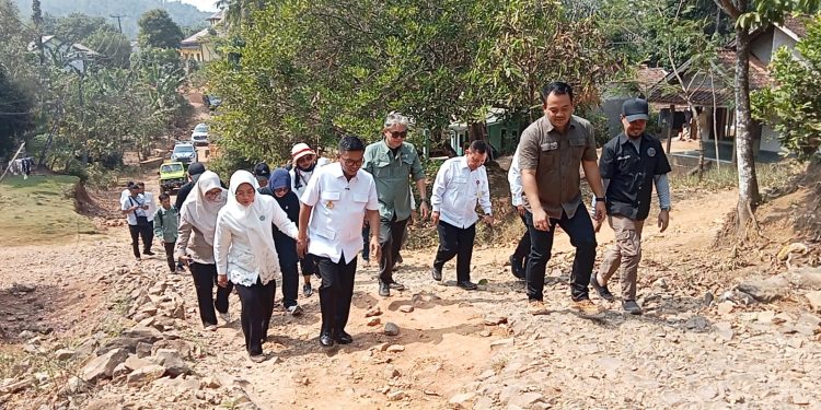 Temui Warga Gelar Aksi Petisi Darah, Gubernur Janjikan Perbaikan Jalan 700 Meter