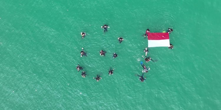 KKP Peringati Kemerdekaan RI dengan Pengibaran Bendera Merah Putih di Laut