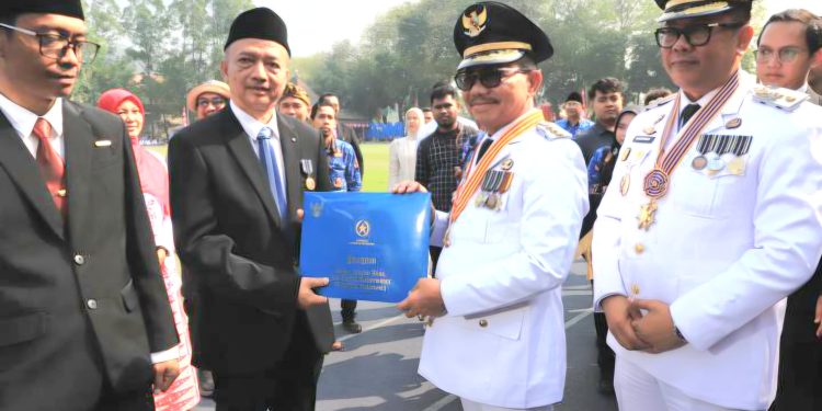 30 Tahun Mengajar, Dedi Herdiana Raih Satyalencana dan Masih Aktif di Kelas