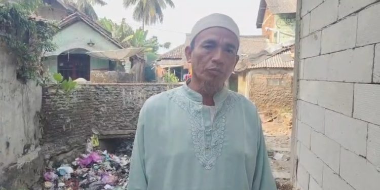 Selokan Penuh Sampah, Siswa SDN Labuan 1 Terganggu Bau Limbah Rumah Tangga