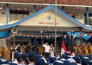 Mentrans Iftitah Sulaiman Jadi Pembina Upacara di SMPN 1 Pandeglang
