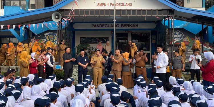 Kunjungi SMPN 1 Pandeglang, Mentrans Janjikan Bantuan Rp1 Juta per Bulan untuk OSIS Selama 4 Tahun
