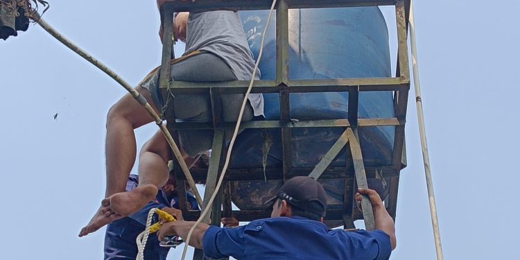 Mahasiswa KKN Tersetrum Saat Bersihkan Toren Air di Tangerang