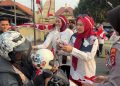 Jelang HUT RI ke-81, Bhayangkari dan Satlantas Polresta Serang Kota Bagikan Bendera Merah Putih ke Pengendara