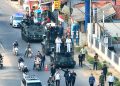 Benyamin-Pilar Kembali Naik Tank Menuju Lokasi Upacara