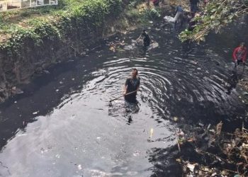DLH Lebak Bersihkan Sampah di Sungai Cikatapis, Air Menghitam dan Bau
