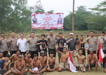 Kapolresta Serang Kota Buka Lomba Panjat Pinang Semarak HUT Kemerdekaan RI ke-81