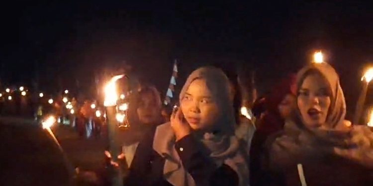 Semarak HUT RI ke-81, Warga Margamulya Lebak Gelar Istigasah dan Pawai Obor
