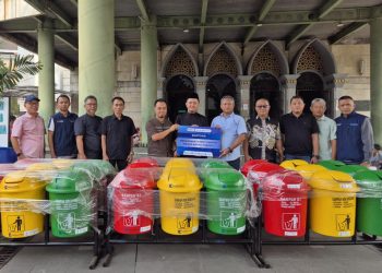 Krakatau Steel Bantu 37 Tempat Sampah untuk Masjid Agung Cilegon