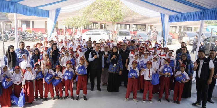 Peringati Hari Anak Nasional, BRI Region 8 Jakarta 3 Salurkan Bantuan Pendidikan untuk Siswa Berprestasi