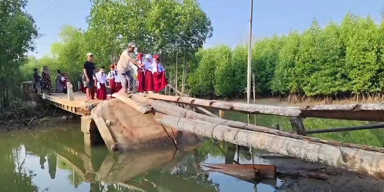 Jembatan Ambruk, Kampung Citoke Terisolir, Pelajar Tidak Bisa Sekolah