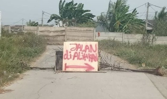 Jalan Simpang Empat Rajawali Ditutup Beton, Warga Rajeg Kulon Protes