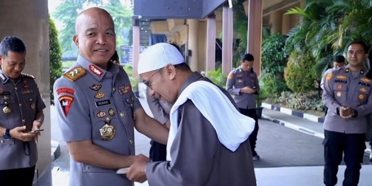 Berdedikasi Merawat Masjid Baiturrahman, Ustaz Muhaidi Dapat Hadiah Umrah