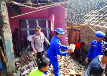 Polisi Bersihkan Puing Ledakan di Panimbang