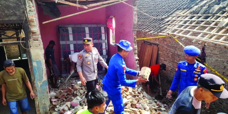 Polisi Bersihkan Puing Ledakan di Panimbang