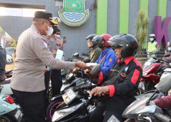 Polresta Tangerang Bagikan Masker Antisipasi Abu Vulkanik Gunung Anak Krakatau