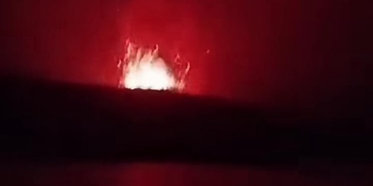 Gunung Anak Krakatau Meletus Tiga Kali pada Minggu, Erupsi Malam Terekam 44 Detik