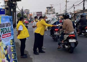 Golkar Banten Bagikan Masker kepada Warga Terdekat Gunung Anak Krakatau