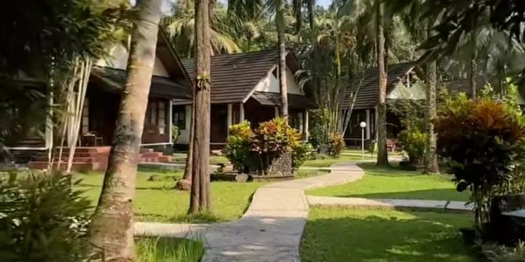 Wisatawan Asing Datang ke Carita untuk Lihat Erupsi Gunung Anak Krakatau