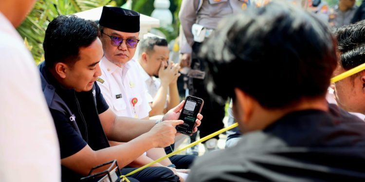 Temui Massa Aksi, Wali Kota Cilegon Robinsar Sepakat Evaluasi Postur APBD