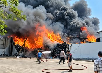 24 Gudang di Kosambi Permai Tangerang Terbakar, Sejumlah Bangunan Ambruk