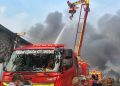 Kebakaran Pabrik Lampu di Batuceper Belum Padam, Petugas Berjibaku Jinakkan Api