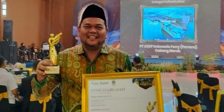 Regen Abdul Aris Diganjar Penghargaan Peduli Yatim pada Radar Banten Awards 2026