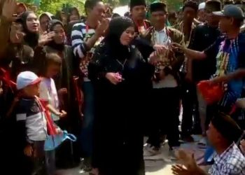 Warga Kampung Palendeng Lebak Bangun Jalan Desa 3 Kilometer dengan Gotong Royong