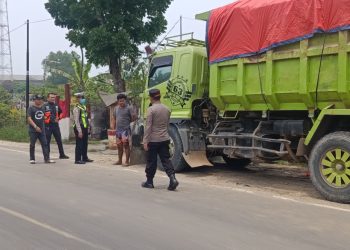 Polsek Jawilan Bersama Dishub Tertibkan Dump Truk Tambang yang Parkir di Bahu Jalan Cikande Rangkasbitung