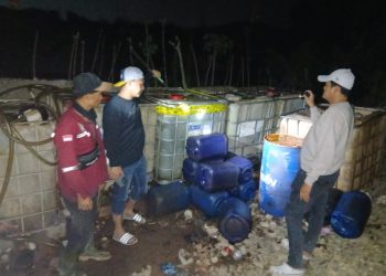 Polda Banten Gerebek Penimbunan Solar di Pulo Ampel, Empat Truk Tronton Diamankan