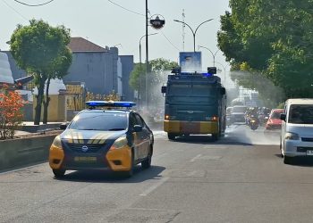 Polresta Serang Kota Kerahkan Rantis Water Canon Bersihkan Abu Vulkanik Erupsi Gunung Anak Krakatau