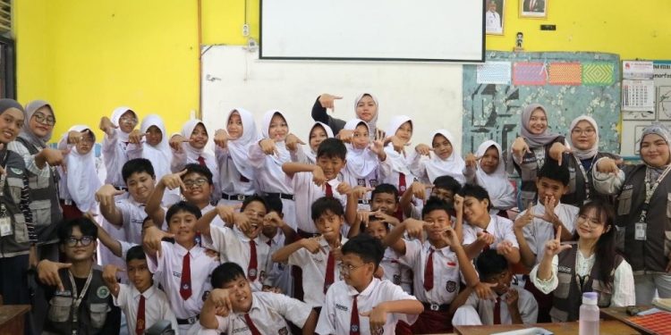 Dorong Perilaku Hidup Sehat, Mahasiswa Farmasi Universitas Esa Unggul Gelar Edukasi di Tugu Utara