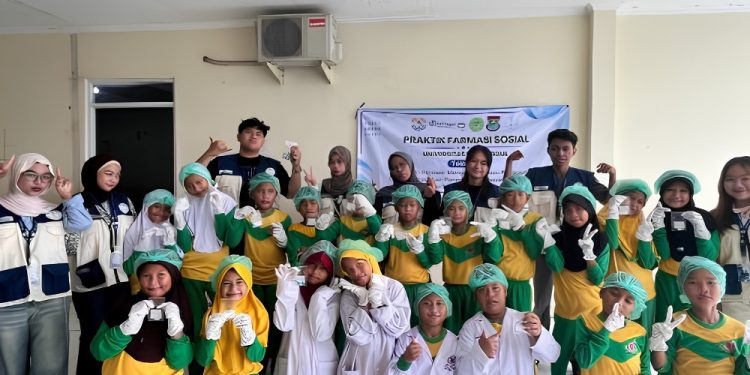 Mahasiswa Farmasi UEU Terjun ke Masyarakat, Perkuat Edukasi Kesehatan di Binong