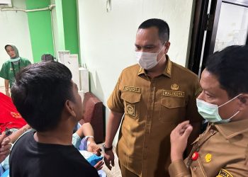 Wali Kota Serang Budi Rustandi menjenguk korban keributan turnamen sepak bola dan memastikan biaya pengobatannya ditanggung Pemkot Serang. Foto: Nahrul Muhilmi