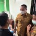 Wali Kota Serang Budi Rustandi menjenguk korban keributan turnamen sepak bola dan memastikan biaya pengobatannya ditanggung Pemkot Serang. Foto: Nahrul Muhilmi