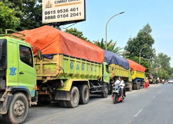 truk tanah parkir di jalan Tangsel