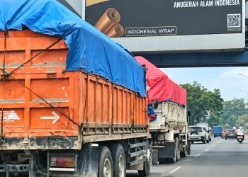 Tak Takut Aturan Wali Kota, Truk Besar Iring-Iringan Melintas Siang Hari di Serpong