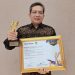 Kepala Disdikpora Pandeglang meraih piagam penghargaan Radar Banten Award 2026