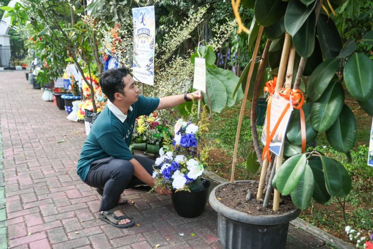Unik, Ratusan Tanaman Menggantikan Karangan Bunga Saat Peringatan HUT ke-26 Banten