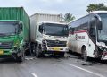 Bus Primajasa dan Dua Truk Kontainer Terlibat Kecelakaan di Cikande