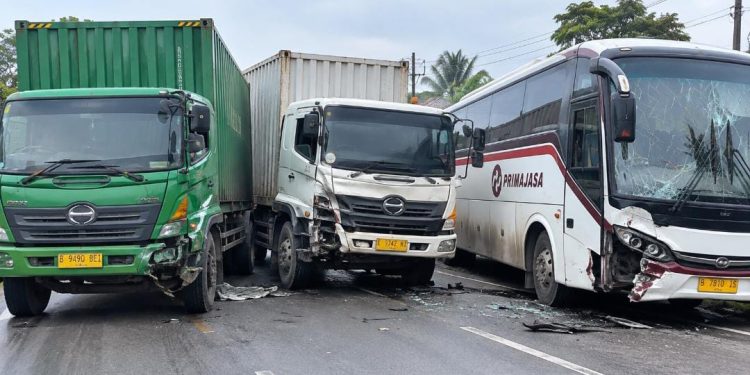 Bus Primajasa dan Dua Truk Kontainer Terlibat Kecelakaan di Cikande