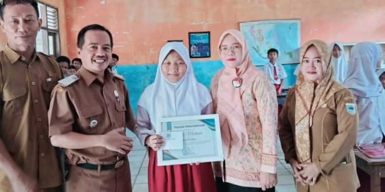 Siswi SDN Cililitan 3 Raih Juara 2 FTBI Tingkat Banten, Camat Picung Berikan Kadeudeuh