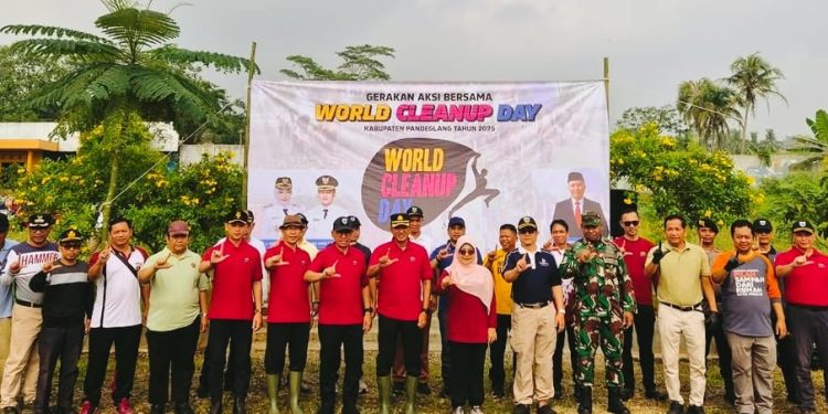 Peringati WCD 2026, Bupati Dewi Setiani Pimpin Langsung Aksi Pungut Sampah di Cadasari