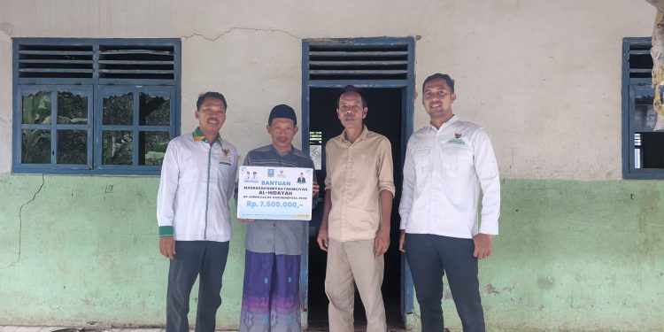 BAZNAS Kabupaten Serang Salurkan Bantuan Rp7,5 Juta untuk Madrasah Rusak di Petir