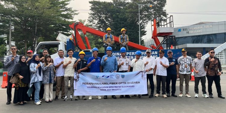Diskomsantik Rapihkan Kabel Fiber Optik